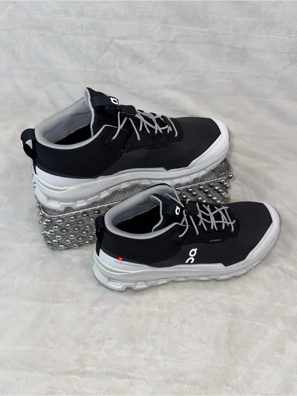 On Clouds hero Mid Waterproof Black White Sz Youth 5/Women 6.5 3YD30020299 🖤🤍